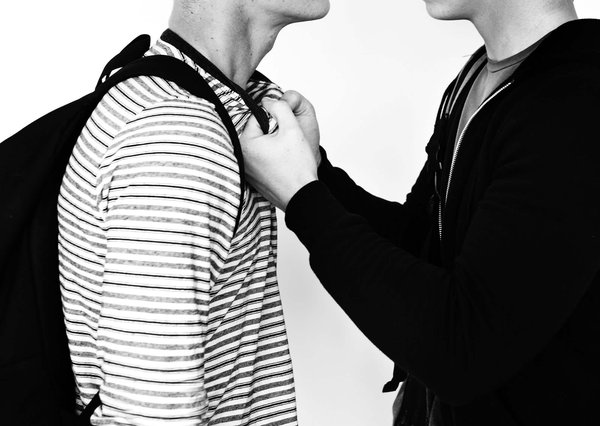 Wie erkennt man spielerische Aggression bei Kätzchen und wie grenzt man sie von echter Aggression ab?