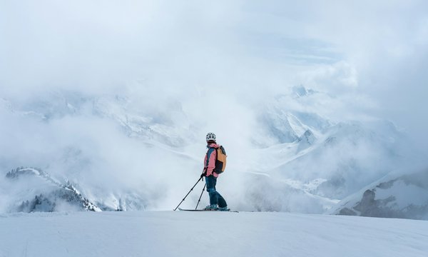 Welche Ausrüstung verbessert die Sicherheit beim Freeride-Skifahren?