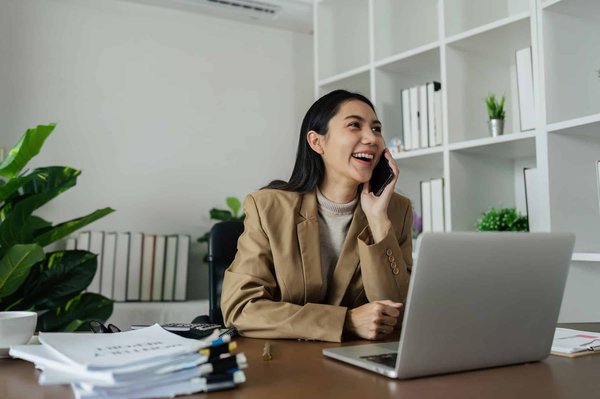 Wie kann man einen modischen Look mit recycelten Materialien kreieren?